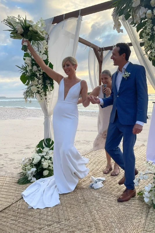 Sleeveless Wedding Dresses with Embroidered Neckline for an Elegant LookAlyssa Kristin Emerson Sleeveless Wedding Dresses with Embroidered Neckline for an Elegant LookAlyssa Kristin Emerson