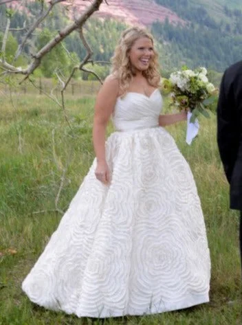 Wedding Dresses with Embroidered Paisley Patterns and Sequined Bodice and Tulle Skirt for an Exotic and Glamorous LookAmsale Dahlia Wedding Dresses with Embroidered Paisley Patterns and Sequined Bodice and Tulle Skirt for an Exotic and Glamorous LookAmsale Dahlia