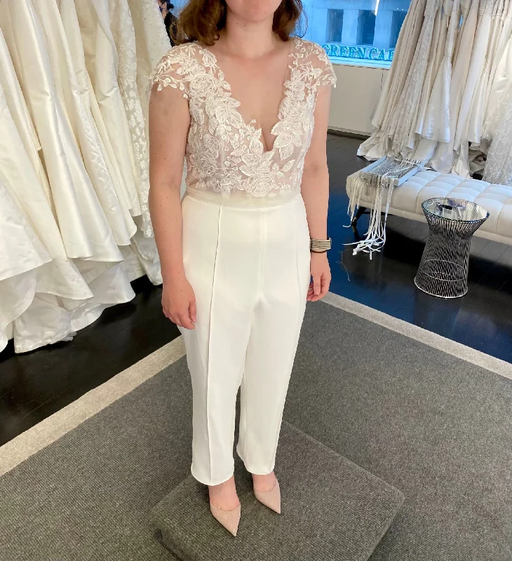 Wedding Dresses with Rhinestone Embellishments and Sheer Sleeves and Tulle Skirt for a Luxurious and Alluring LookAmsale Eddie Wedding Dresses with Rhinestone Embellishments and Sheer Sleeves and Tulle Skirt for a Luxurious and Alluring LookAmsale Eddie