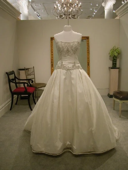 Sleeveless Wedding Dresses with Sequined Neckline and Back for a Glamorous LookAmsale Kenneth Pool Sleeveless Wedding Dresses with Sequined Neckline and Back for a Glamorous LookAmsale Kenneth Pool