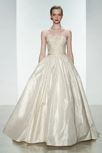 Embroidered Wedding Dresses with Metallic Thread for a Luxurious FeelAmsale Ryan