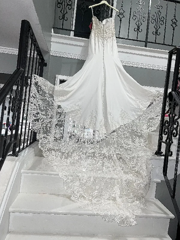 Strapless Wedding Dresses with Crystal Embellishments for a Sparkling LookAnna Sposa Robertina Strapless Wedding Dresses with Crystal Embellishments for a Sparkling LookAnna Sposa Robertina