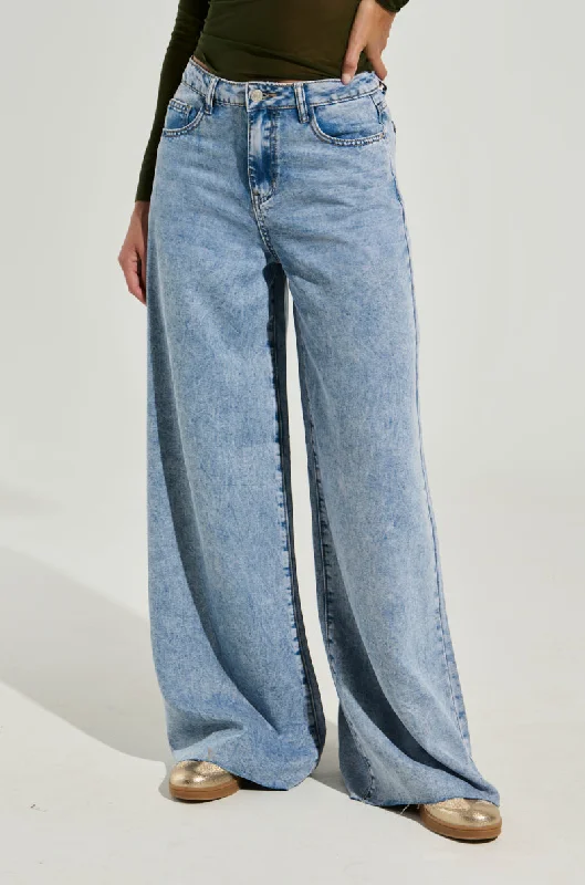 Embroidered floral denim jeans for a feminine and delicate touchDREAMER WIDE LEG JEAN