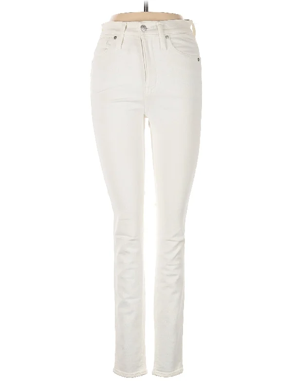 Denim jeans for a yoga class with a flexible and breathable fabricHigh-Rise Skinny Jeans