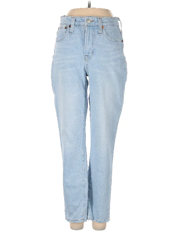 Embroidered floral denim jeans for a feminine and delicate touchHigh-Rise Straight-leg Jeans in Light Wash Embroidered floral denim jeans for a feminine and delicate touchHigh-Rise Straight-leg Jeans in Light Wash