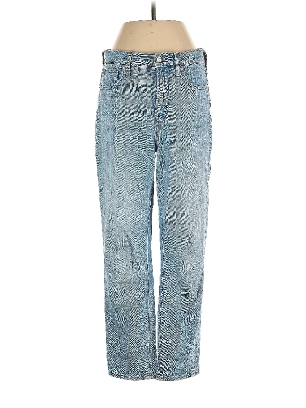 Denim jeans for a sporty - casual outfit with a tennis shoe and a sporty topHigh-Rise Straight-leg Jeans in Light Wash Denim jeans for a sporty - casual outfit with a tennis shoe and a sporty topHigh-Rise Straight-leg Jeans in Light Wash