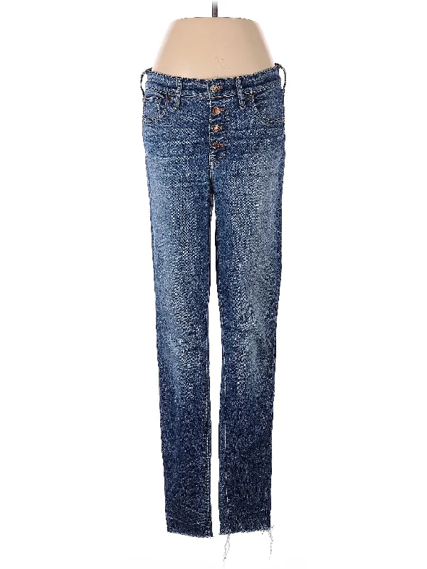 Denim jeans for a photography shoot for a trendy and edgy lookLow-Rise Boyjeans Jeans in Medium Wash