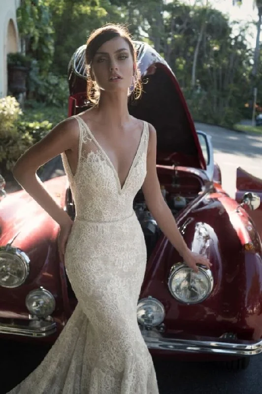 Wedding Dresses with Tiered Skirts and Bow Accents for a Girly AppealNetta BenShabu Nadin - Size 12 Wedding Dresses with Tiered Skirts and Bow Accents for a Girly AppealNetta BenShabu Nadin - Size 12