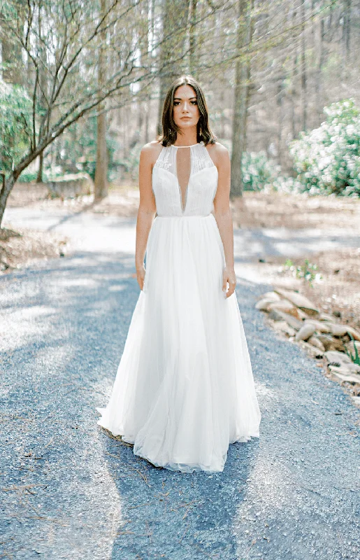 Embroidered Wedding Dresses with Metallic Thread for a Luxurious FeelOne Styled Bride Emerson - Size 4 Embroidered Wedding Dresses with Metallic Thread for a Luxurious FeelOne Styled Bride Emerson - Size 4