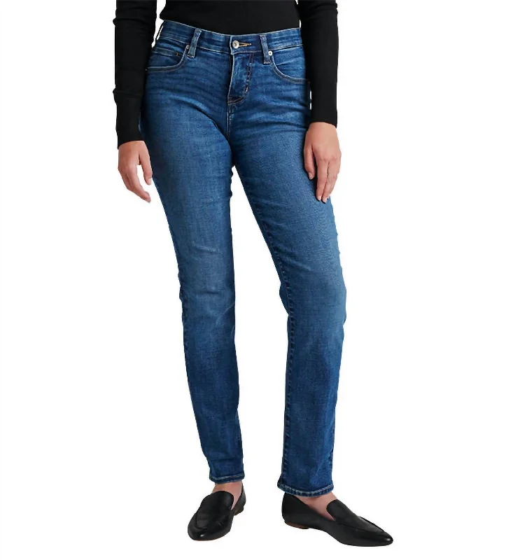 Ripped wide leg boyfriend jeans for women in a casual and cool styleJag Mid Rise Ruby Straight In Austin Blue