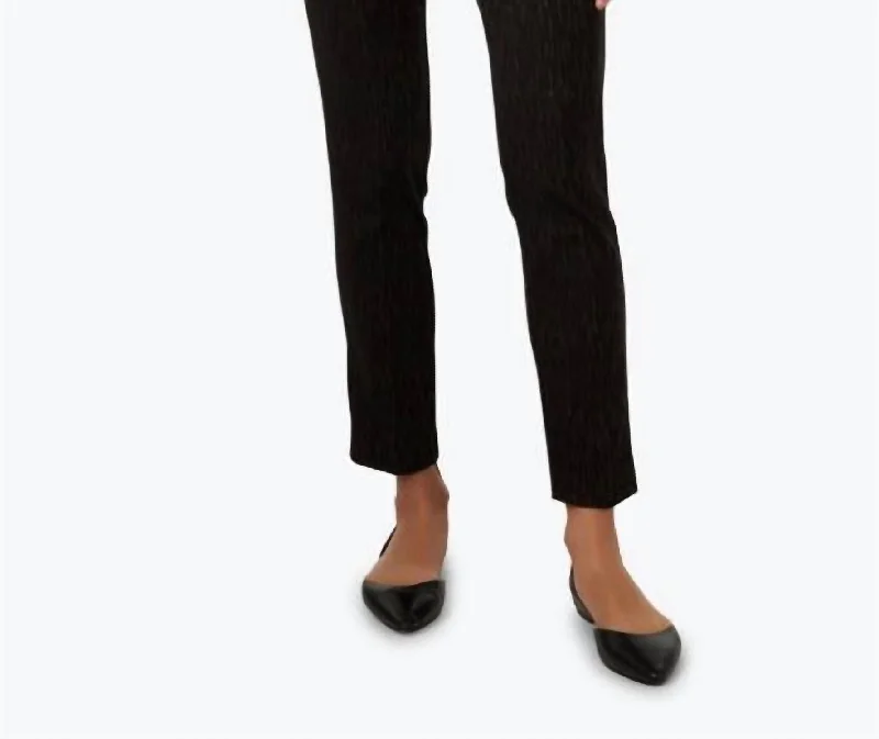 Trousers with back pockets for women in functionalityWoodcut Pull On Pant In Chestnut Trousers with back pockets for women in functionalityWoodcut Pull On Pant In Chestnut