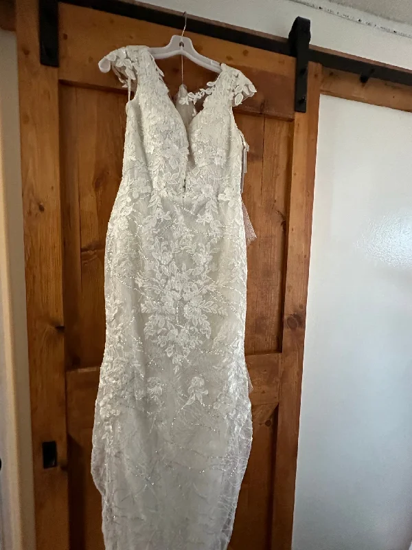 Printed Wedding Dresses with Floral Patterns and Satin Sash for a Romantic LookDavid's Bridal SWG884 Printed Wedding Dresses with Floral Patterns and Satin Sash for a Romantic LookDavid's Bridal SWG884