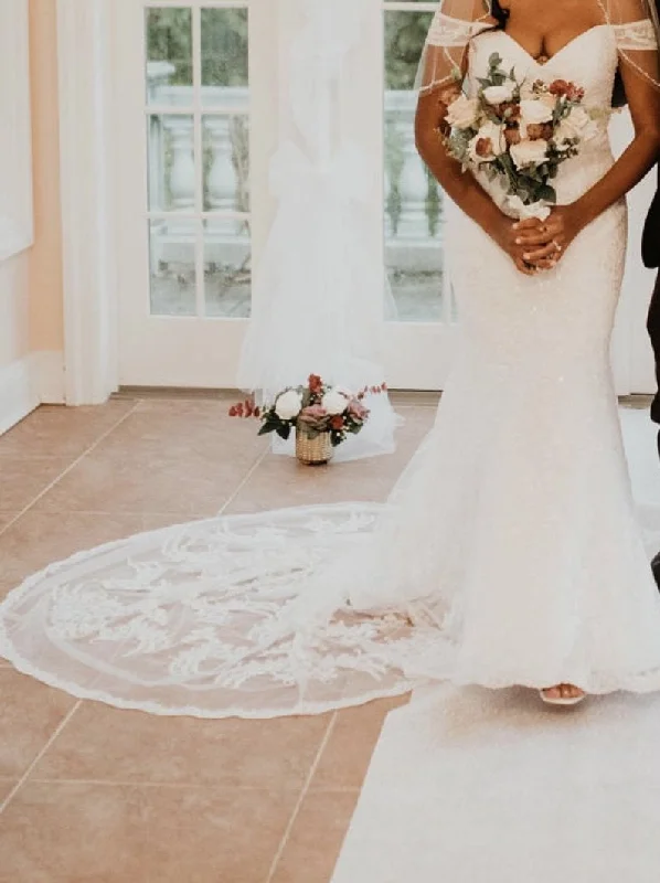 Embroidered Wedding Dresses with Metallic Thread for a Luxurious FeelDavid's Bridal XTCWG808 Embroidered Wedding Dresses with Metallic Thread for a Luxurious FeelDavid's Bridal XTCWG808