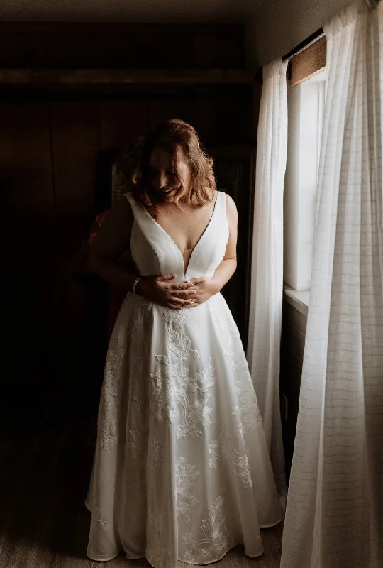 Wedding Dresses with Satin Trimmed Collar and Ruffled Hem and Bow at the Waist for a Classic and Girly LookEssense of Australia D2639