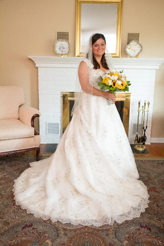 Strapless Wedding Dresses with Crystal Embellishments for a Sparkling LookJustin Alexander Ivory Lace Strapless Wedding Dresses with Crystal Embellishments for a Sparkling LookJustin Alexander Ivory Lace