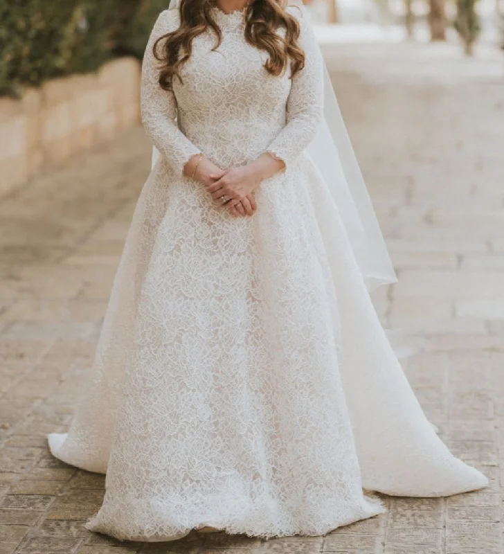 Wedding Dresses with Metallic Sequined Bodice and Chiffon Skirt and Sheer Back and Belt for a Glamorous and Sexy LookMonique Lhuillier Lovely Wedding Dresses with Metallic Sequined Bodice and Chiffon Skirt and Sheer Back and Belt for a Glamorous and Sexy LookMonique Lhuillier Lovely