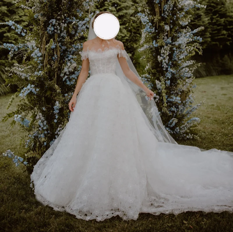 Tulle Wedding Dresses with Beaded Waistband and Multiple Layers for a Graceful LookMonique Lhuillier Regency Tulle Wedding Dresses with Beaded Waistband and Multiple Layers for a Graceful LookMonique Lhuillier Regency