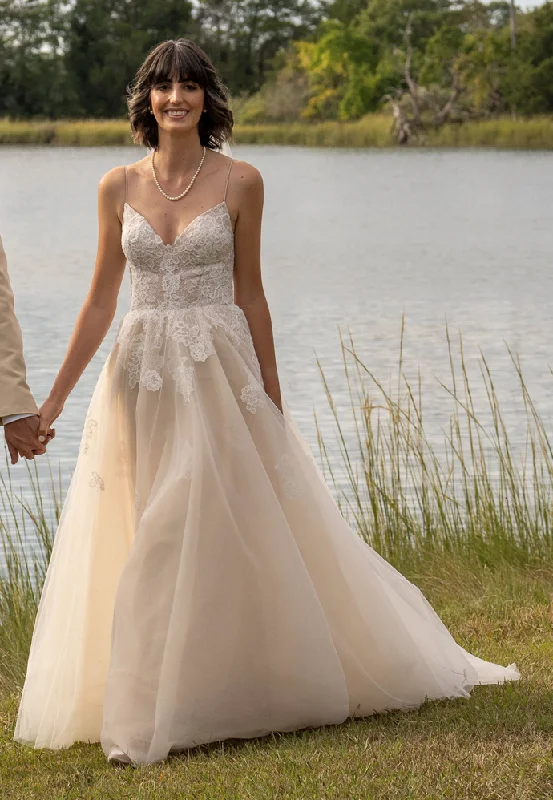 Wedding Dresses with Ruffled Sleeves and High Neck and Belt for a Dramatic and Elegant LookMonique Lhuillier Severine Wedding Dresses with Ruffled Sleeves and High Neck and Belt for a Dramatic and Elegant LookMonique Lhuillier Severine