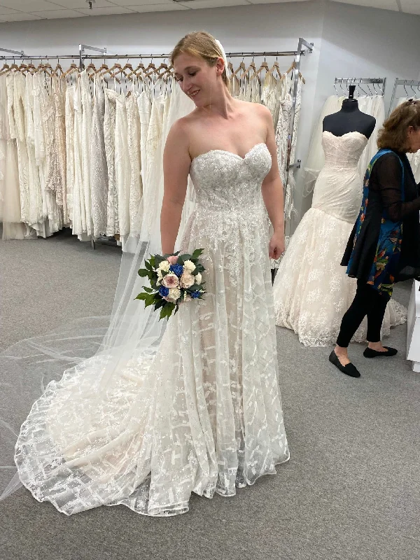 Wedding Dresses with Embroidered Paisley Patterns and Sequined Bodice and Tulle Skirt for an Exotic and Glamorous LookPrivate Collection Strapless Sweetheart Ball Gown Wedding Dresses with Embroidered Paisley Patterns and Sequined Bodice and Tulle Skirt for an Exotic and Glamorous LookPrivate Collection Strapless Sweetheart Ball Gown
