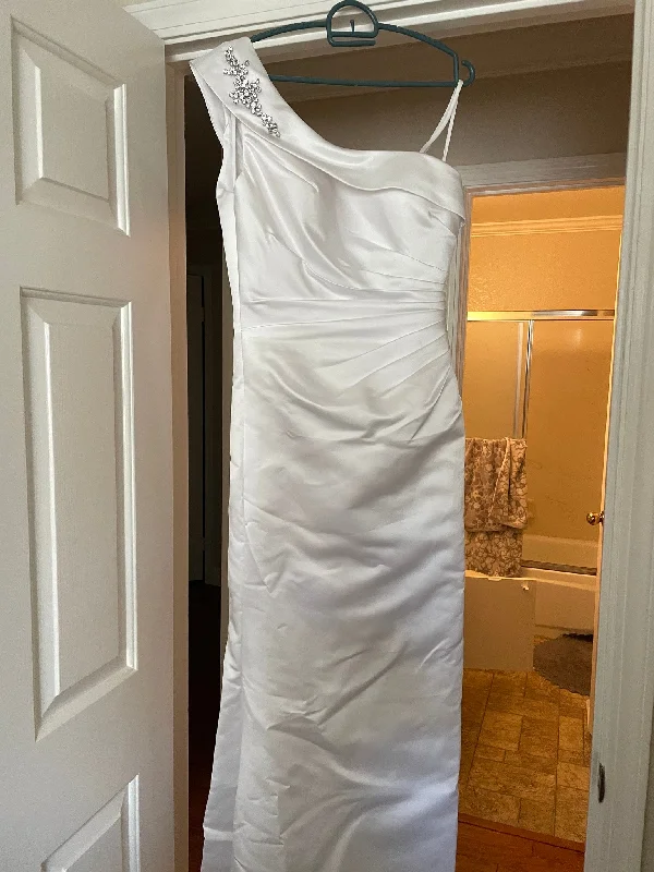 Taffeta Wedding Dresses with Pleated Bodice and A Line Skirt for a Structured LookSarah Danielle 5558 Asymmetrical Fit and Flare Taffeta Wedding Dresses with Pleated Bodice and A Line Skirt for a Structured LookSarah Danielle 5558 Asymmetrical Fit and Flare