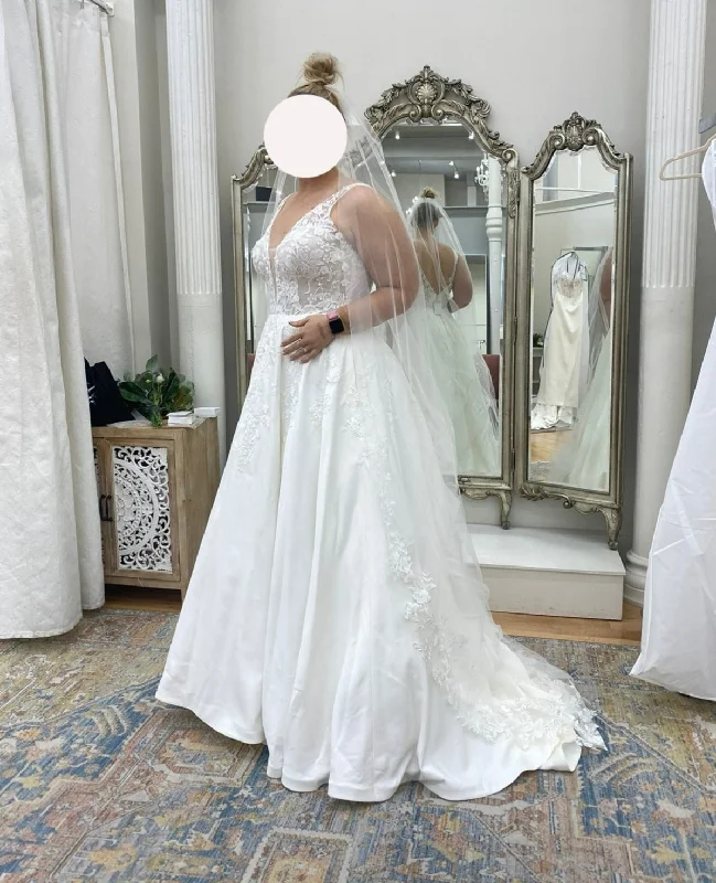 Wedding Dresses with Rhinestone Embellishments and Sheer Sleeves and Tulle Skirt for a Luxurious and Alluring LookStella York 7198 Wedding Dresses with Rhinestone Embellishments and Sheer Sleeves and Tulle Skirt for a Luxurious and Alluring LookStella York 7198