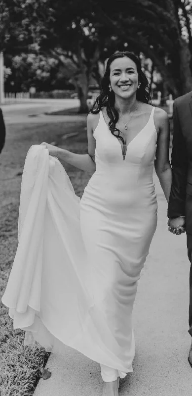 Wedding Dresses with Pleated Skirts and Lace Overlay and Bow at the Back for a Feminine and Timeless LookStella York 7290 Wedding Dresses with Pleated Skirts and Lace Overlay and Bow at the Back for a Feminine and Timeless LookStella York 7290