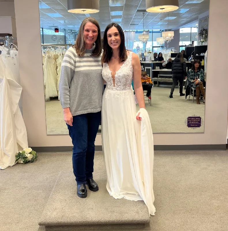 Tulle Wedding Dresses with Beaded Waistband and Multiple Layers for a Graceful LookStella York Sleeveless A-Line Wedding Dress Tulle Wedding Dresses with Beaded Waistband and Multiple Layers for a Graceful LookStella York Sleeveless A-Line Wedding Dress
