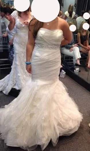 Long Train Wedding Dresses with Crystal Buttons and Lace Trim for a Grand EntranceVera Wang Gemma Long Train Wedding Dresses with Crystal Buttons and Lace Trim for a Grand EntranceVera Wang Gemma