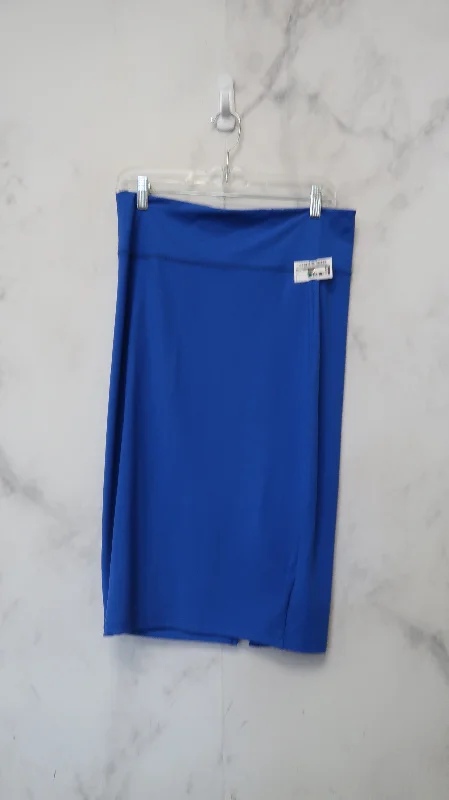 Maxi skirts in a viscose blend for comfortSkirt Midi By Bebe  Size: L