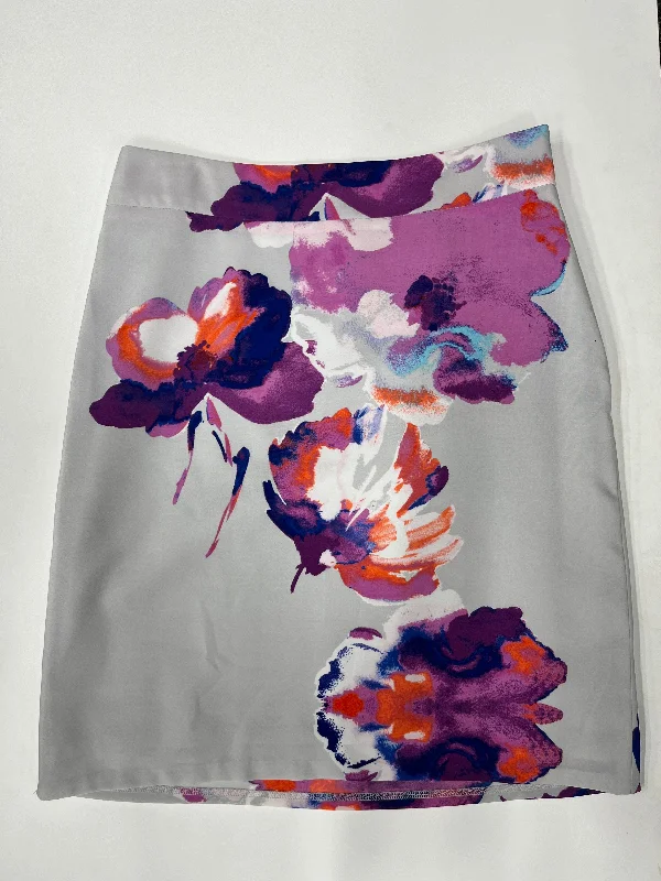 Wrap skirts in soft, flowing fabricsSkirt Midi By Limited  Size: 2
