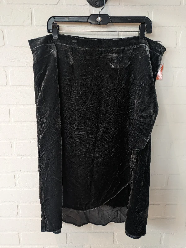 Pencil skirts with a front zipper detailSkirt Midi By Loft  Size: 18