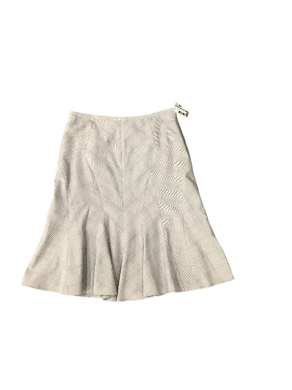 Tiered skirts in a tropical printSkirt Midi By White House Black Market  Size: 2