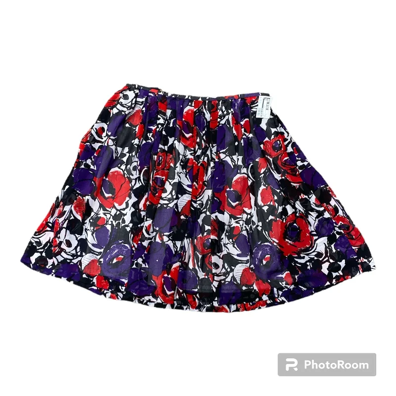 Skirts with a scalloped hem for a delicate touchSkirt Mini & Short By Calvin Klein Size: 8 Skirts with a scalloped hem for a delicate touchSkirt Mini & Short By Calvin Klein Size: 8