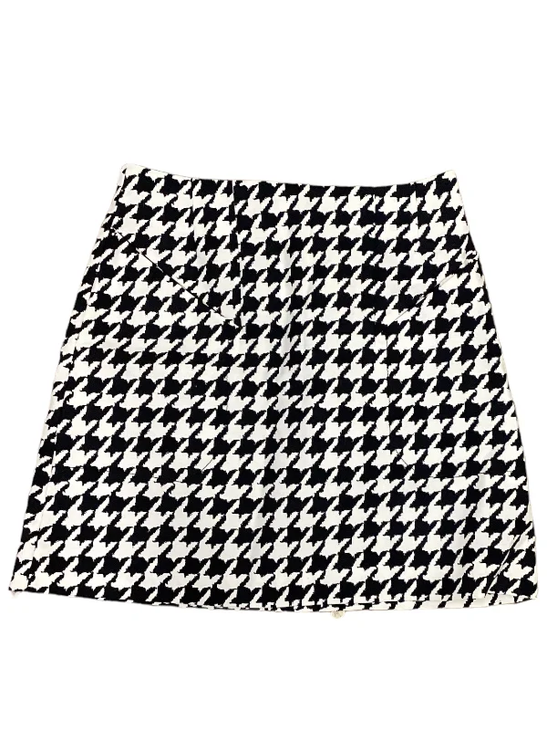 Denim skirts with distressed details for a casual vibeSkirt Mini & Short By H&m Size: 6 Denim skirts with distressed details for a casual vibeSkirt Mini & Short By H&m Size: 6