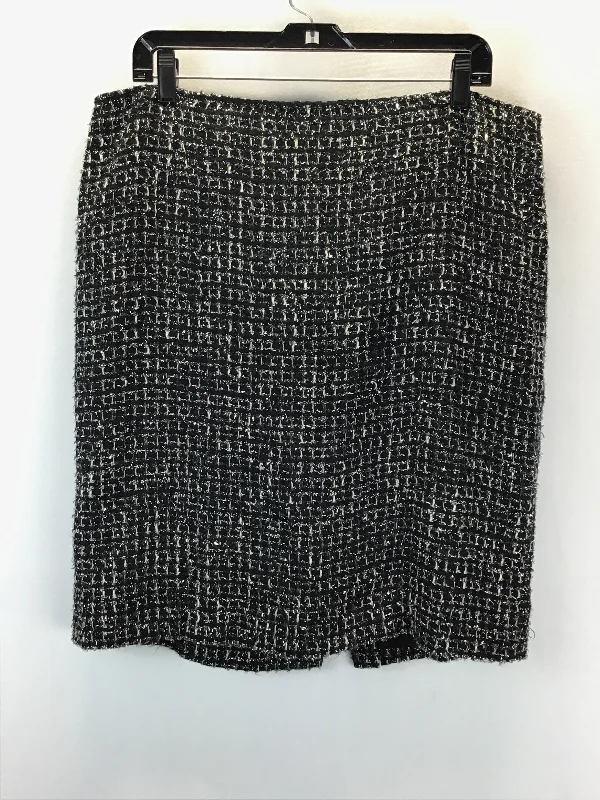 Denim skirts with a scalloped pocket edgeSkirt Mini & Short By Jones New York  Size: 16